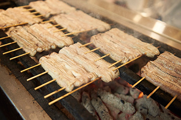 備長炭で焼き上げる