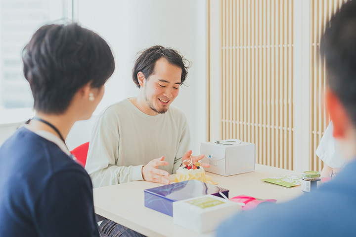 はにかみながら熱弁する深澤さん