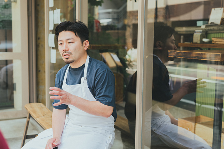 お店の前で話す後藤裕一さん