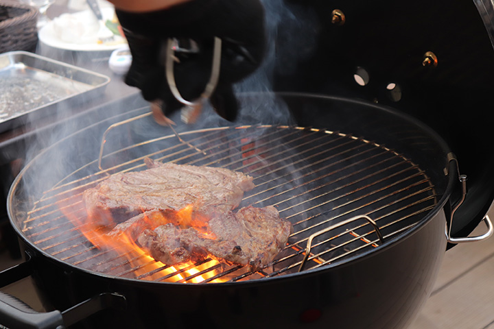 ステーキを焼くweber