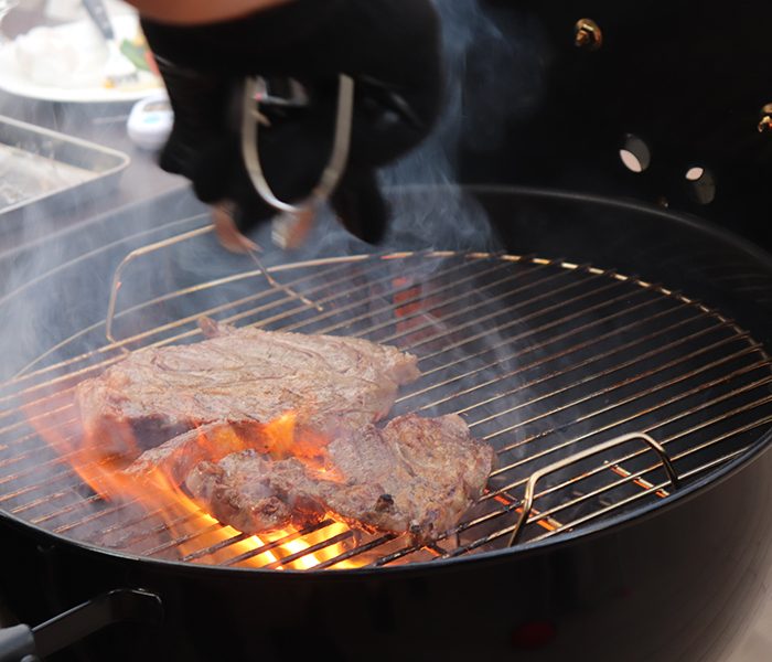 ＜Weber＞で焼く肉がたまらない、 屋上ビアガーデン「グリルテラス」