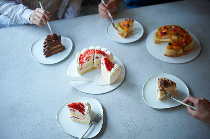 みんなでケーキを試食するシーン