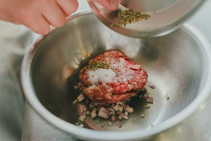 合挽肉をこねる