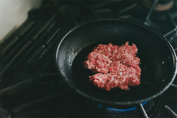 肉を焼いていく