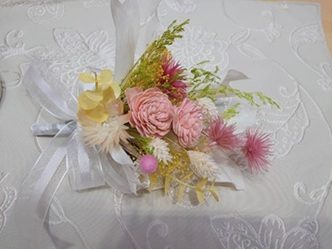 【１】 フラワーサークル葉奈緒　石田 奈緒
< プリザーブドフラワーで部屋飾りを作ろう >