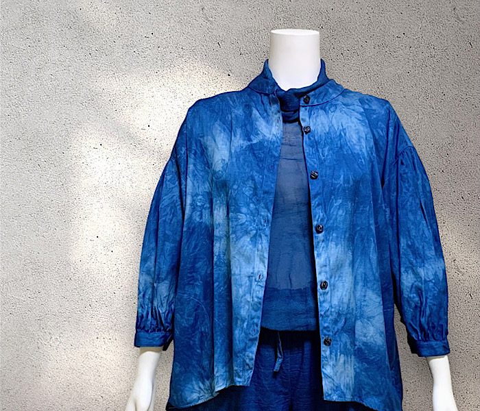 ＜染工房石田＞  深く鮮やかな藍の服